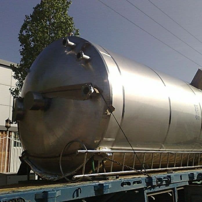 مخزن استیل ضدزنگ صنعتی با طراحی اختصاصی برای ذخیره مایعات خوراکی و شیمیایی